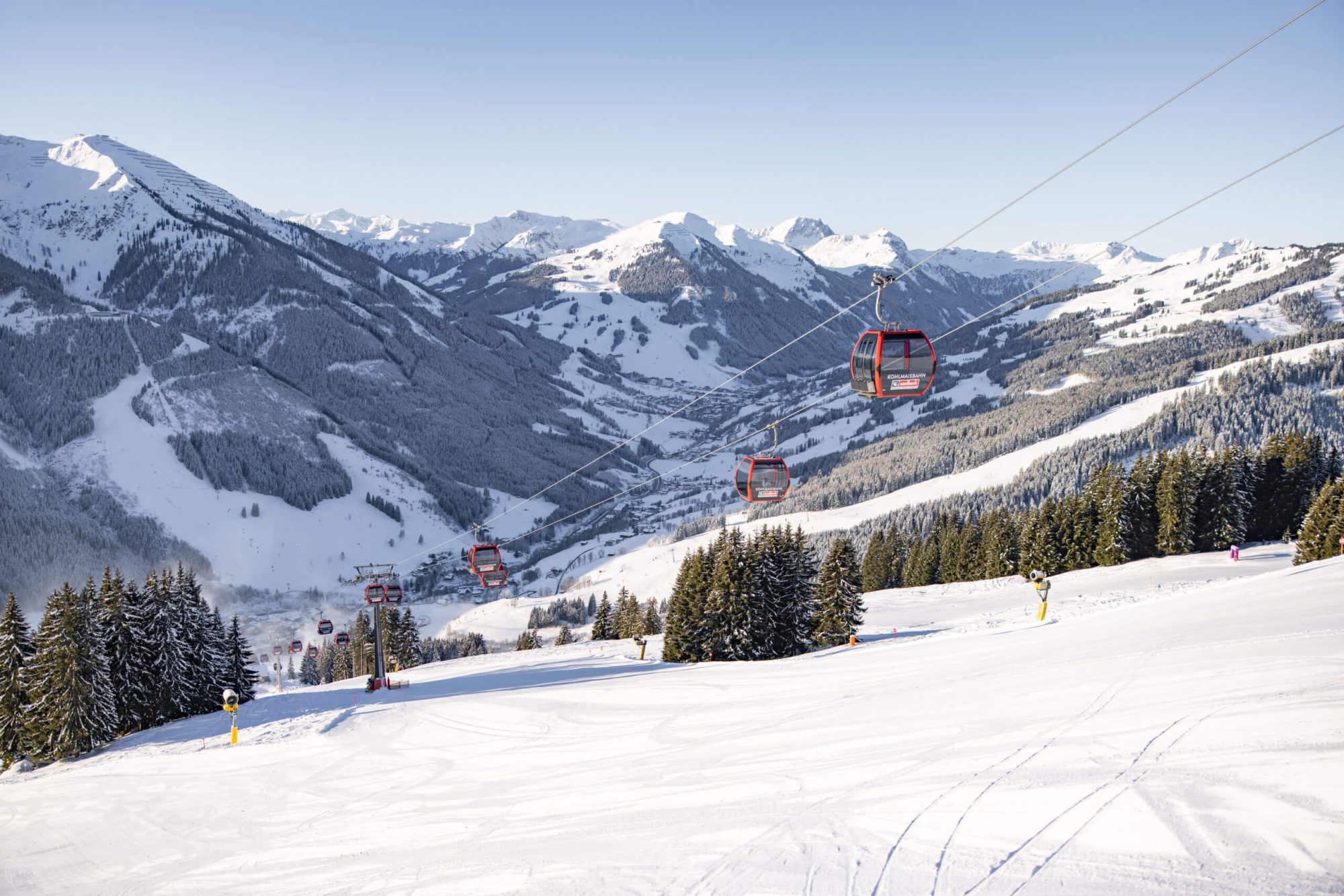 Schneebedeckte Berge mit Seilbahnen in Saalbach, ideal für einen Winterurlaub in den Alpen.